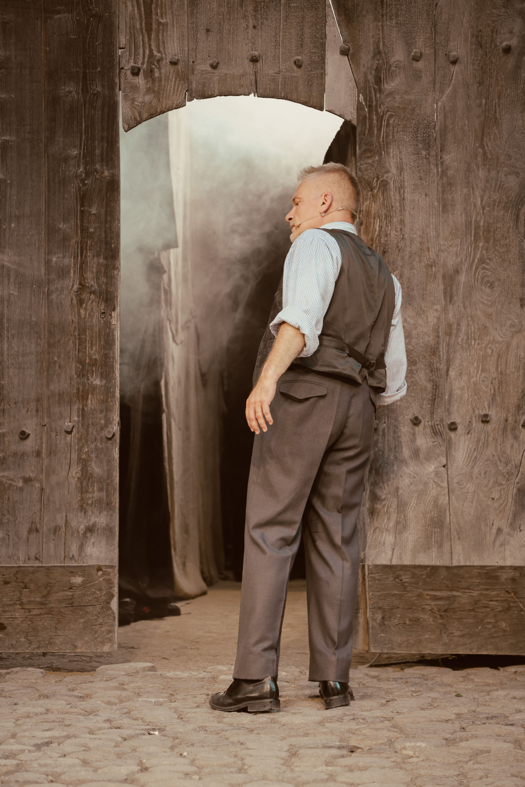 Ein Blick in das Innere. Unruhe und Bedrohung kündigen eine Wendung im Geschehen an.